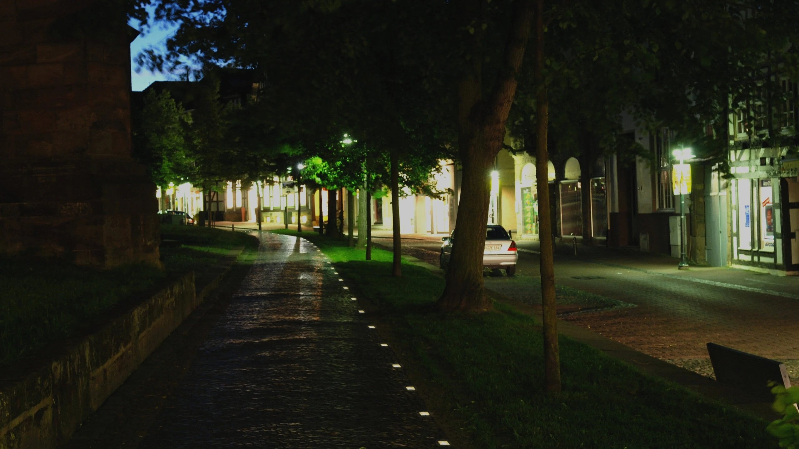 Fußweg bei Nacht, eine Reihe von Lightstone LED-Pflastersteinen zeichnet den Wegverlauf nach