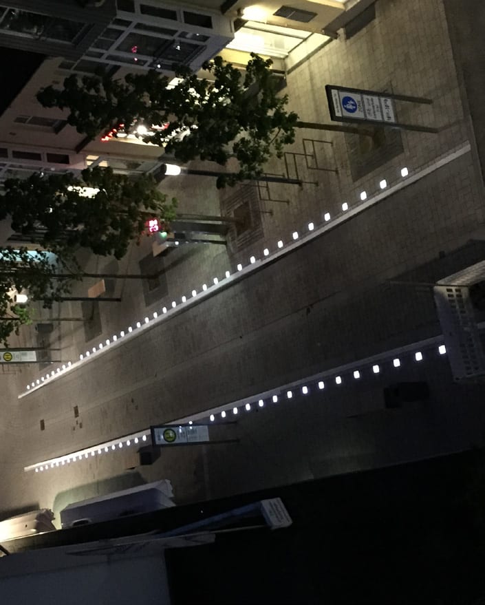 Busspur in einer Fußgängerzone bei Nacht mit zwei Lichtlinien aus Lightstone