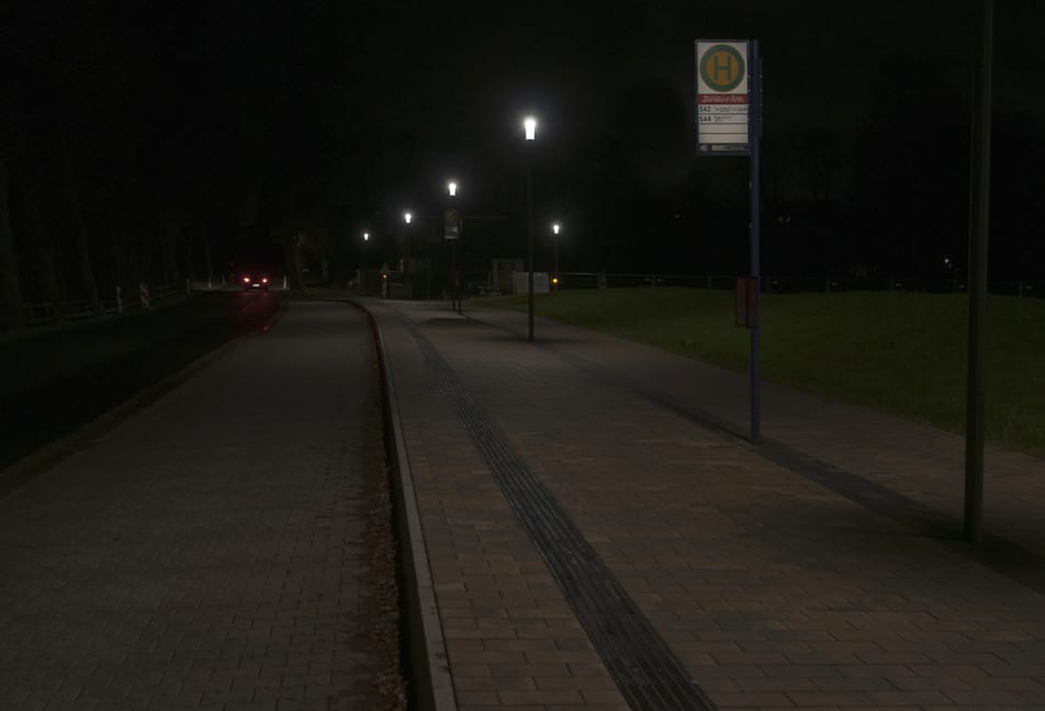 Haltestelle bei Nacht mit schmaler, kaum sichtbarer Bordkante