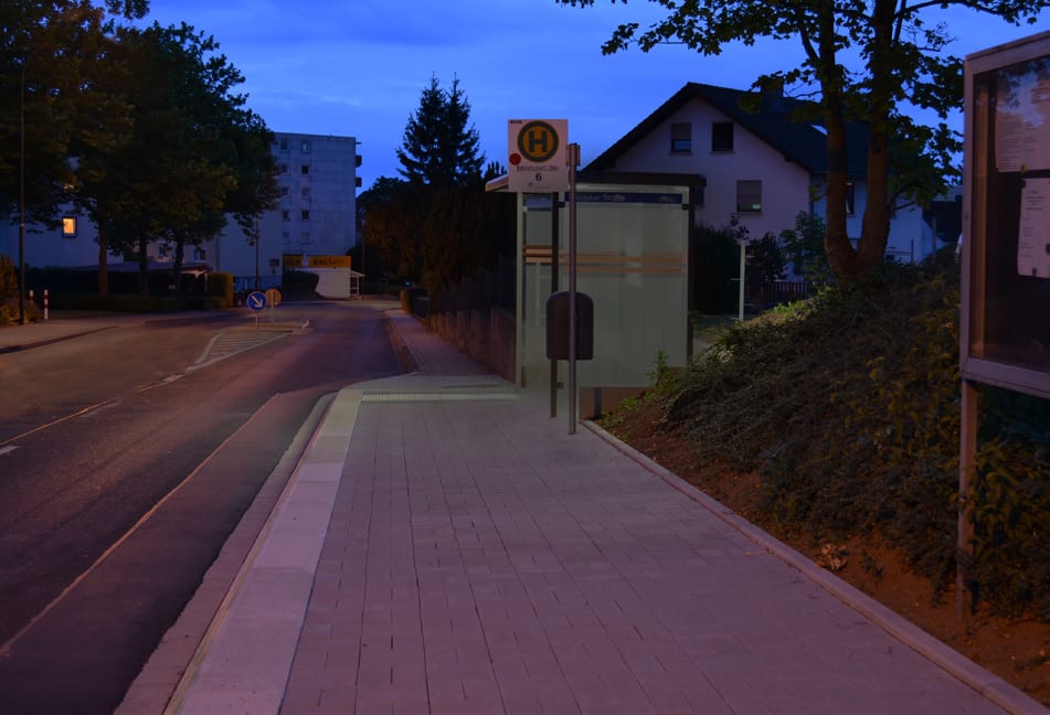 Haltestelle in der Dämmerung, die Beleuchtung ist noch ausgeschaltet