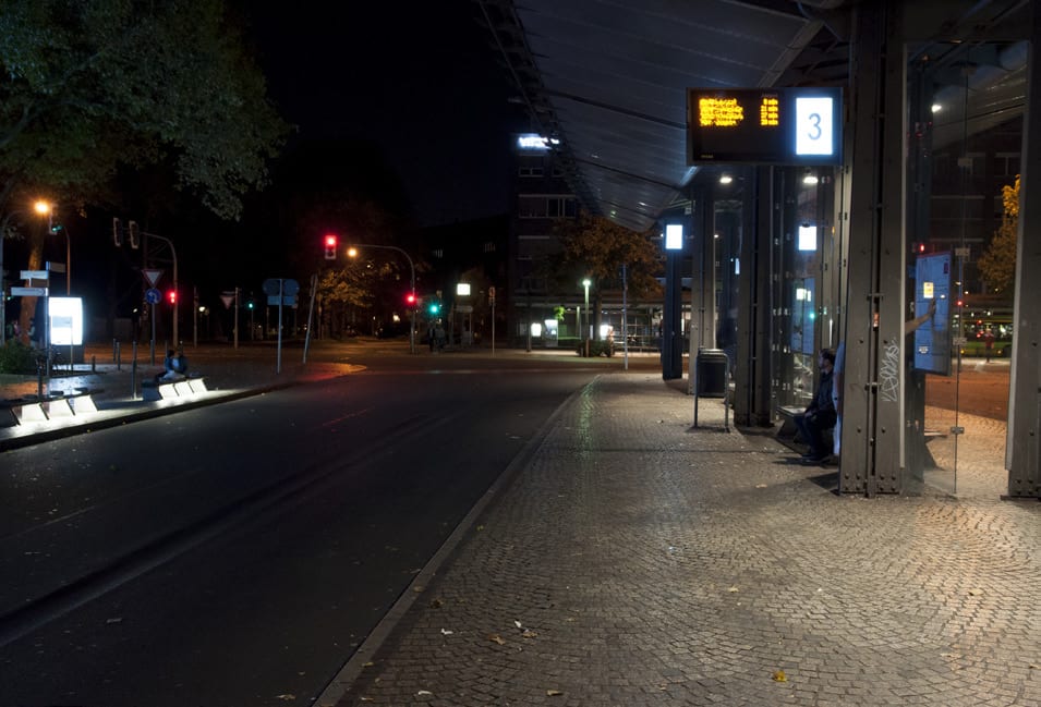 Haltestelle bei Nacht mit Wartehalle, im Pflaster kein Leitstreifen