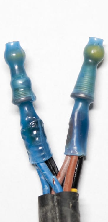 Zwei weitere blaue Lötmuffen an einem Kabel
