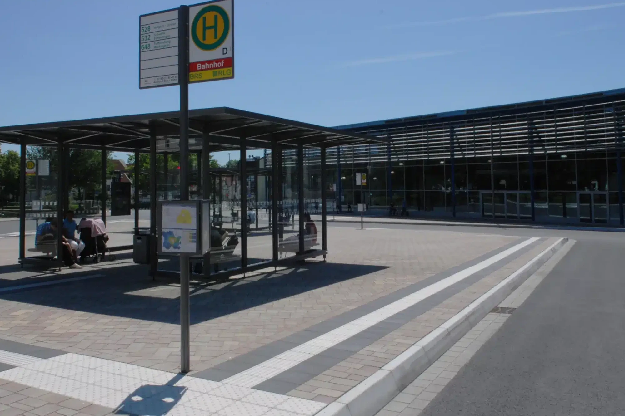 Haltestelle bei Tag: Lightstone LED-Pflastersteine neben taktilen Leitelementen