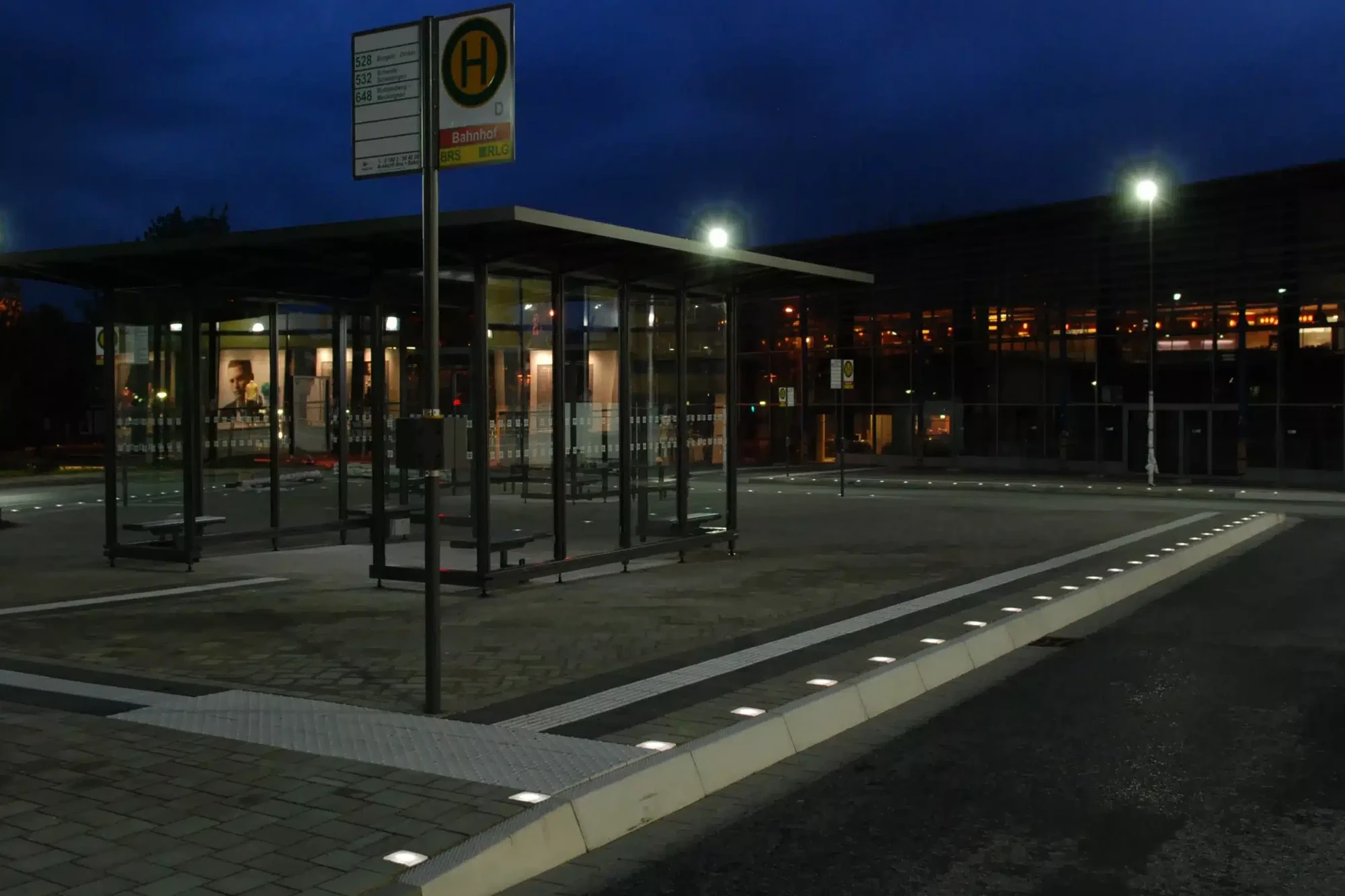 The same stop at night: the Beckstone LED Paver Lights mark the guidance line
