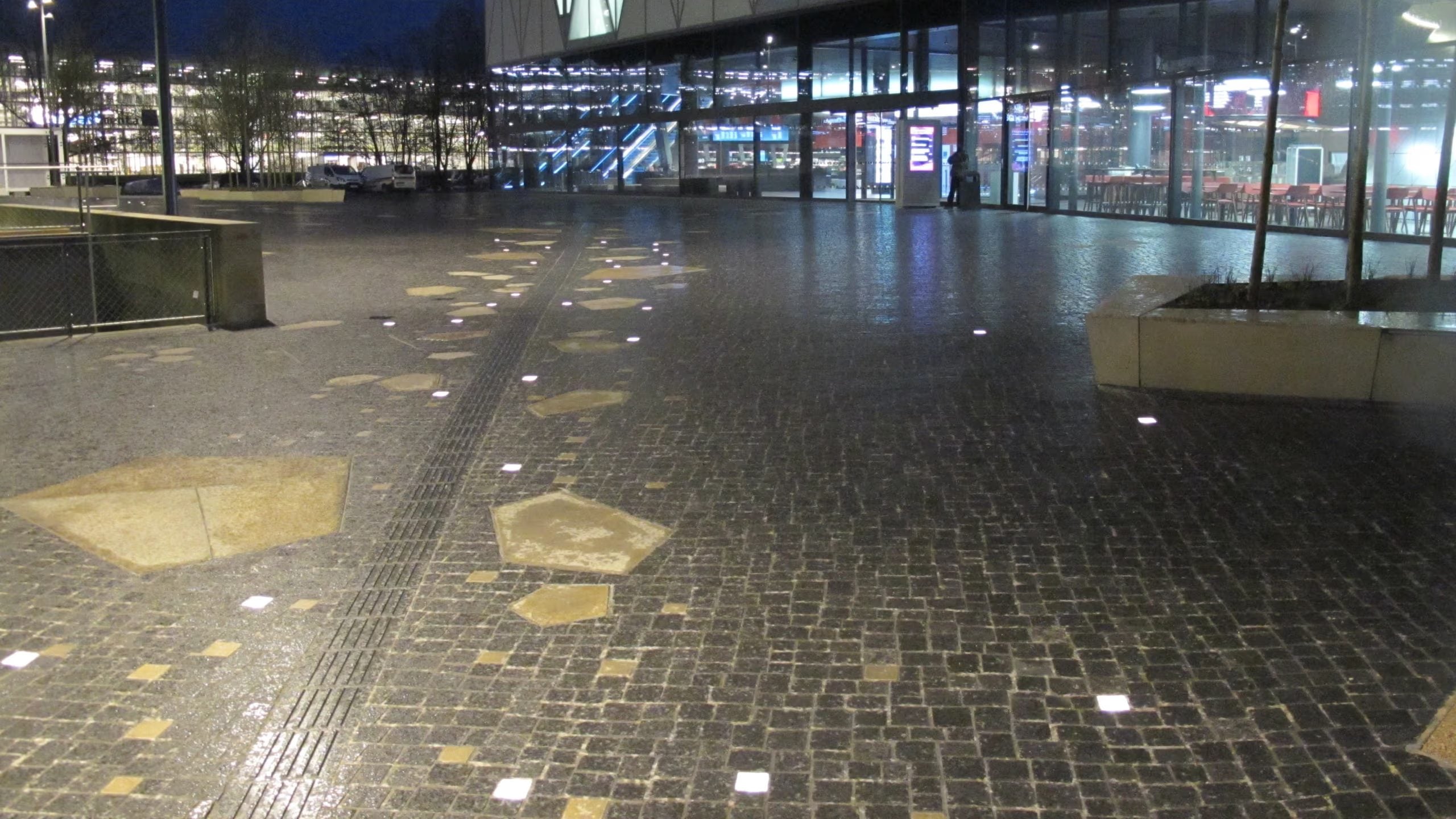 Platz vor einem Science Center bei Nacht, Lightstone LED-Pflastersteine zwischen wabenförmigen Feldern
