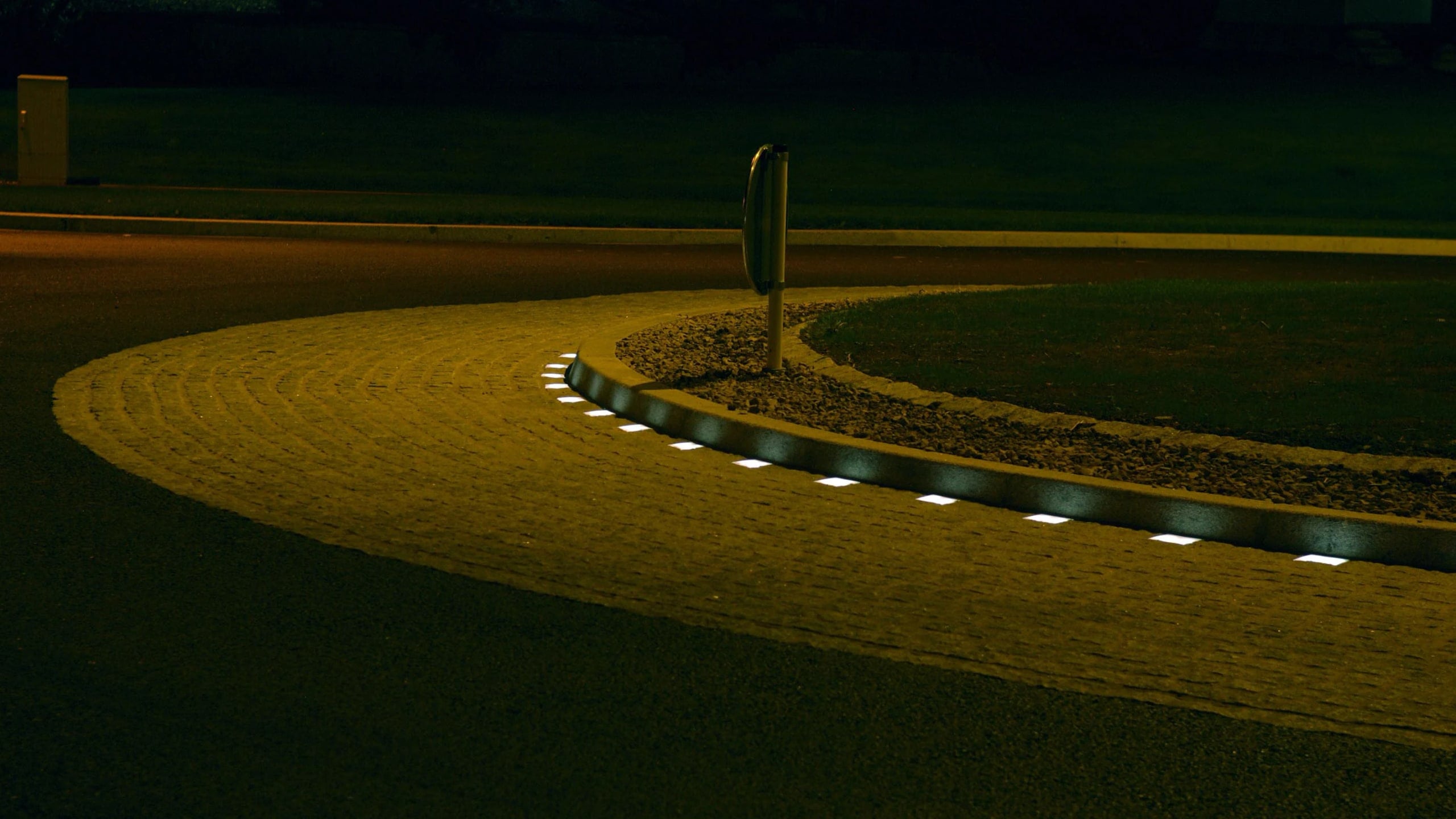 Kreisverkehr in der Dämmerung, Lightstone LED-Pflastersteine zeichnen den Innenring nach
