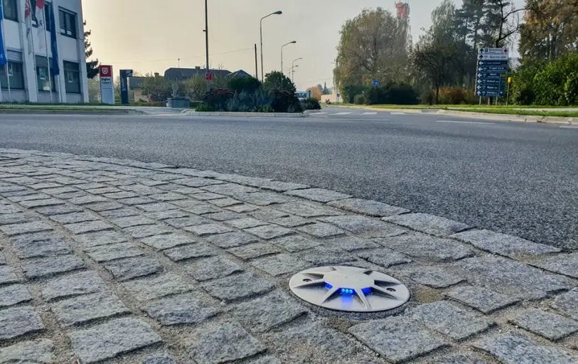 Road Stud im Pflaster am Rand eines Kreisverkehrs, bei Tag
