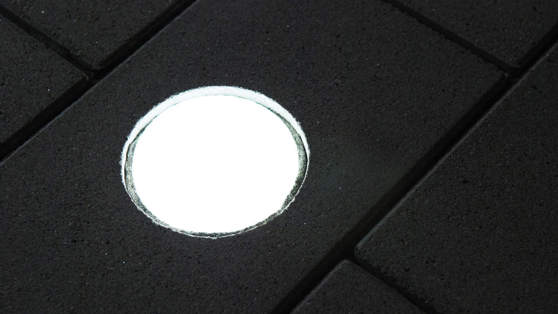 Runder Lightstone LED-Pflasterstein, leuchtend in dunklem Pflaster